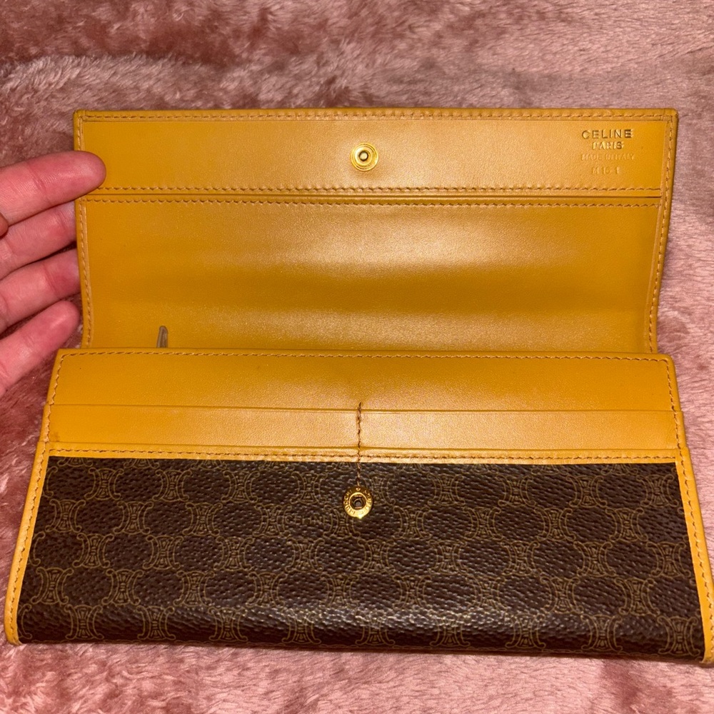 Celine Classic Wallet in Mint Condition - Picture 3 of 4